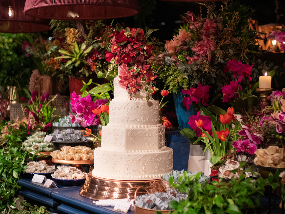 Mesa de bolo e doces de casamento